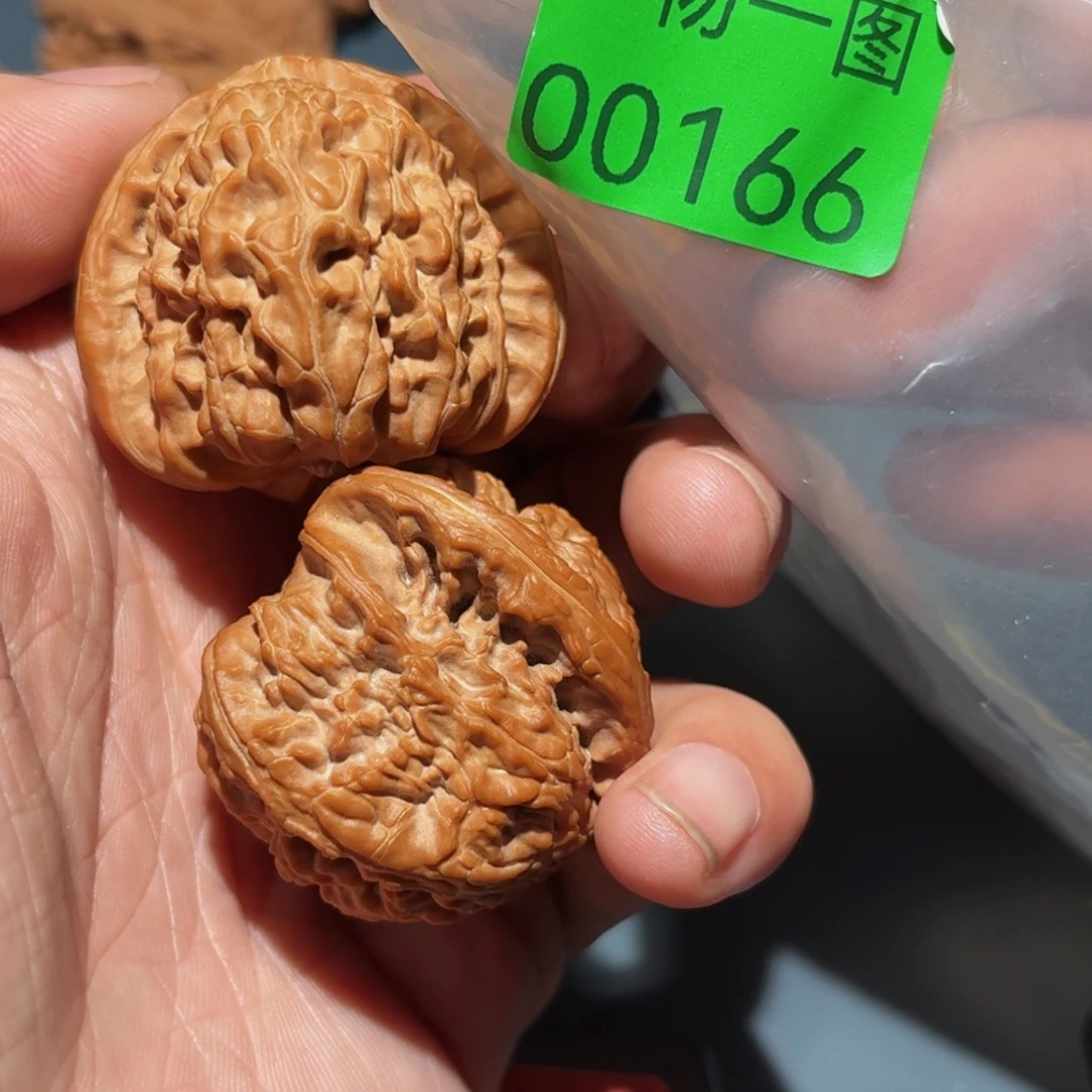 T***l文玩核桃吊坠白狮子