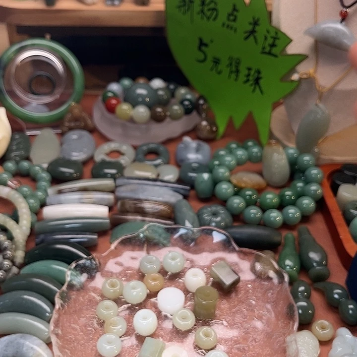 杨***侠和田玉未镶嵌颈饰