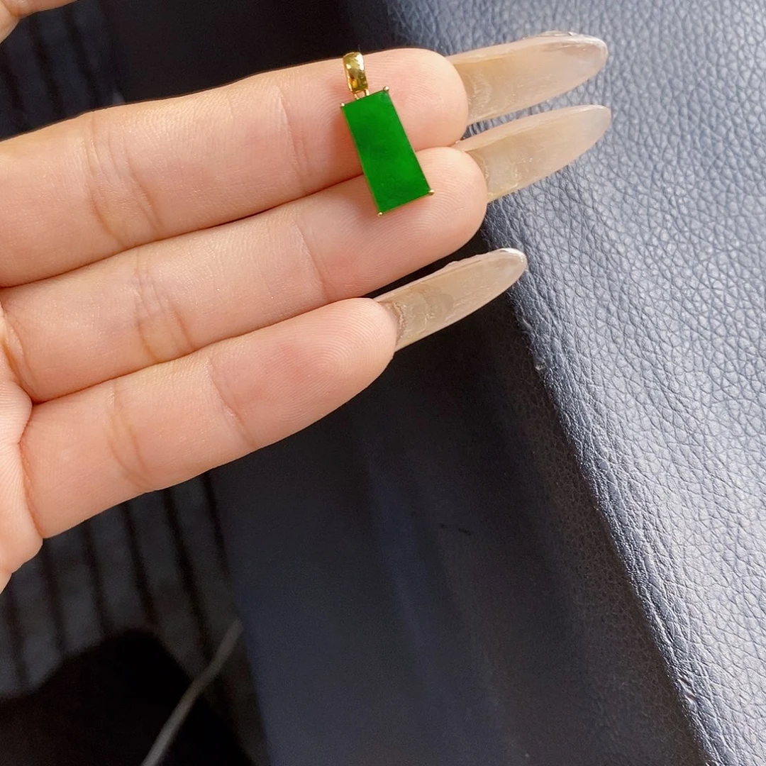 翡翠18K金镶嵌颈饰翡翠