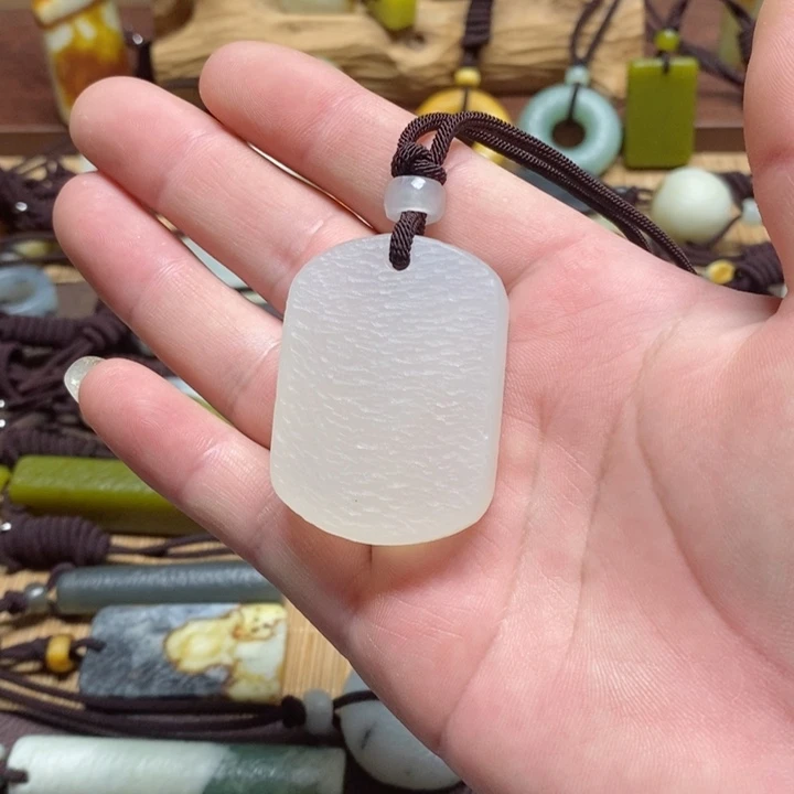 蛇纹石玉挂件未镶嵌齐****。