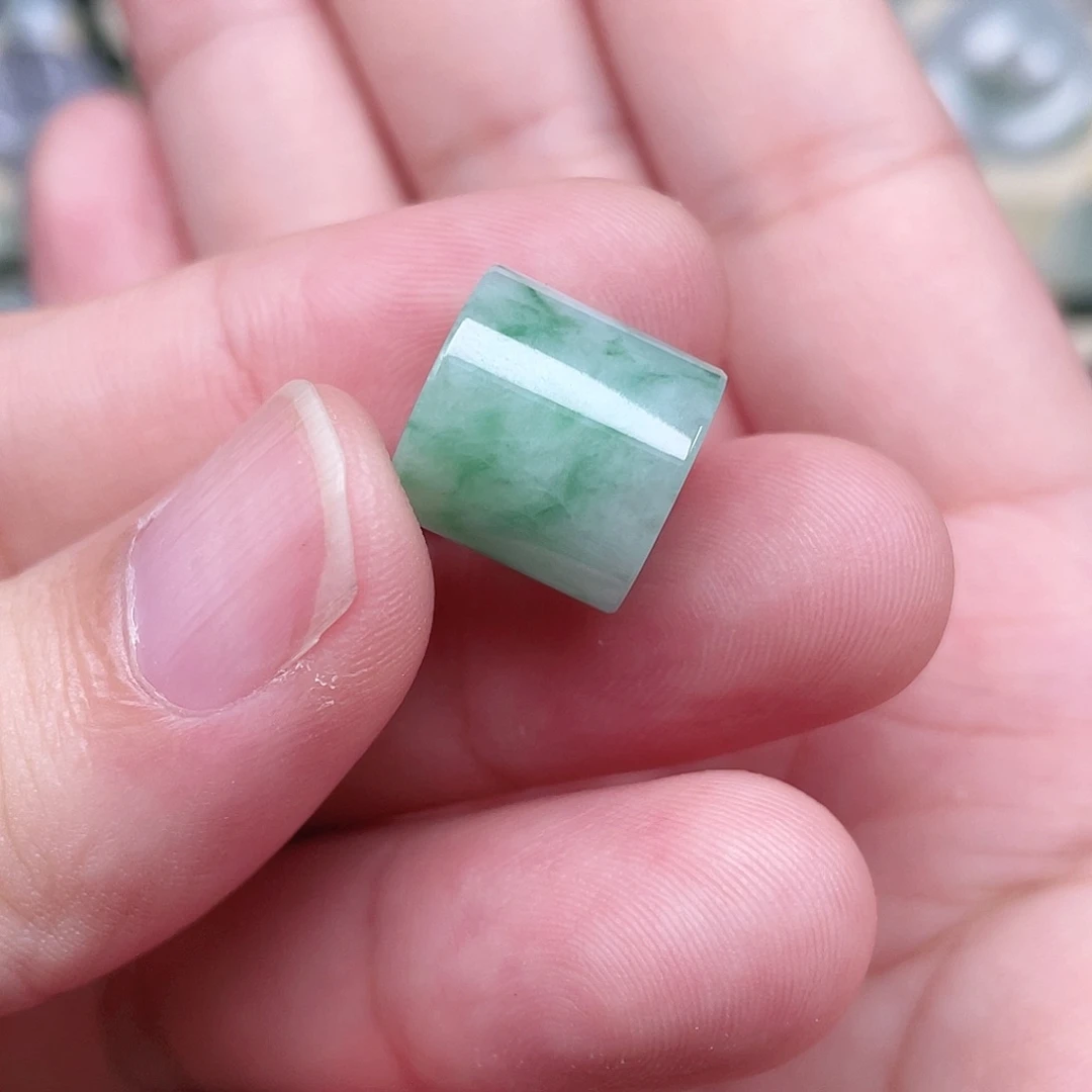 翡翠未镶嵌颈饰路路通