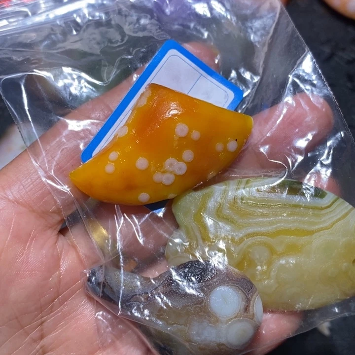颈饰未镶嵌石英质玉猫**石