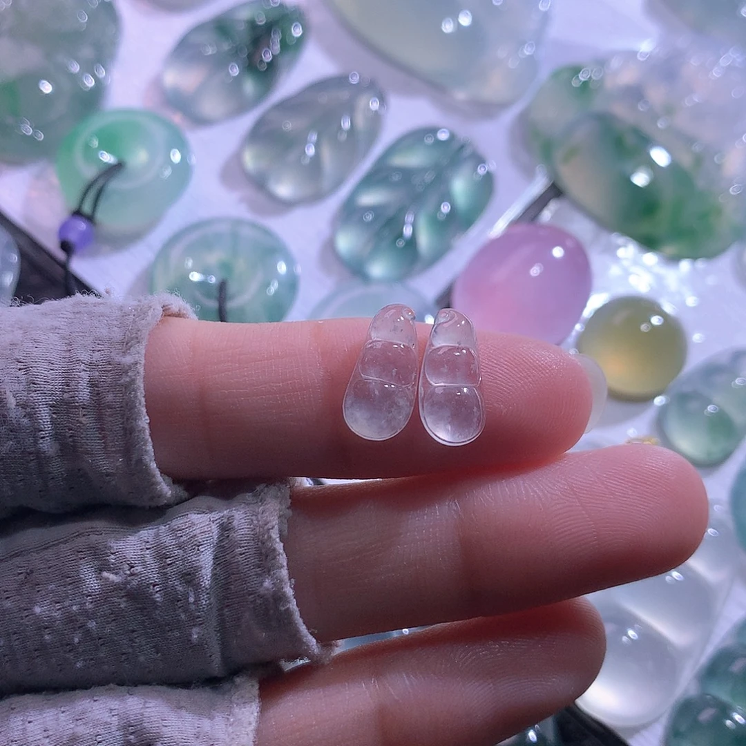翡翠未镶嵌颈饰一对
