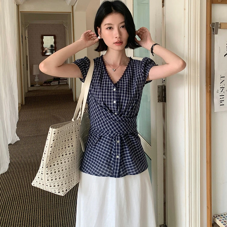 秀熙熙2025夏季韩系风V领扭结绑带收腰格纹泡泡袖短袖衬衫女13803