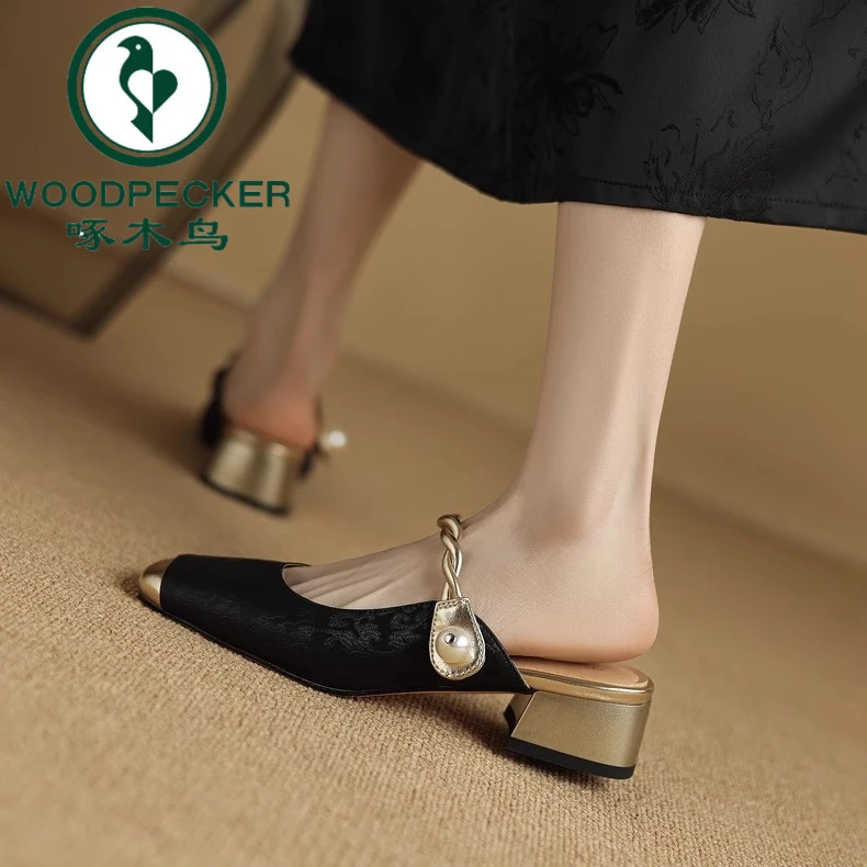 啄木鸟包头半拖鞋女夏新款2025外穿配裙女鞋新国风粗跟金属扣半托