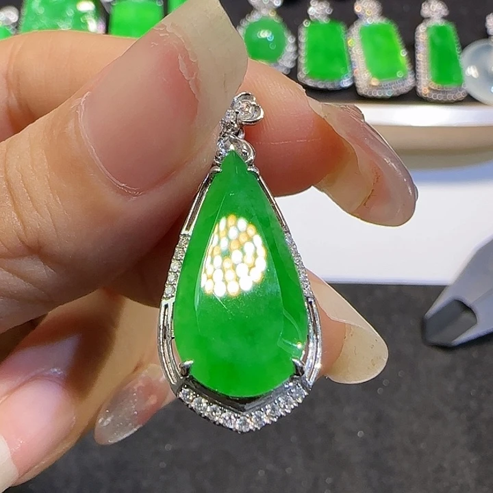 颈饰18K金镶嵌翡翠水滴