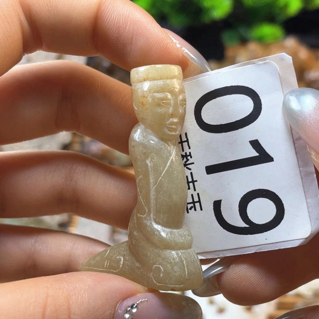 得***采和田玉未镶嵌颈饰