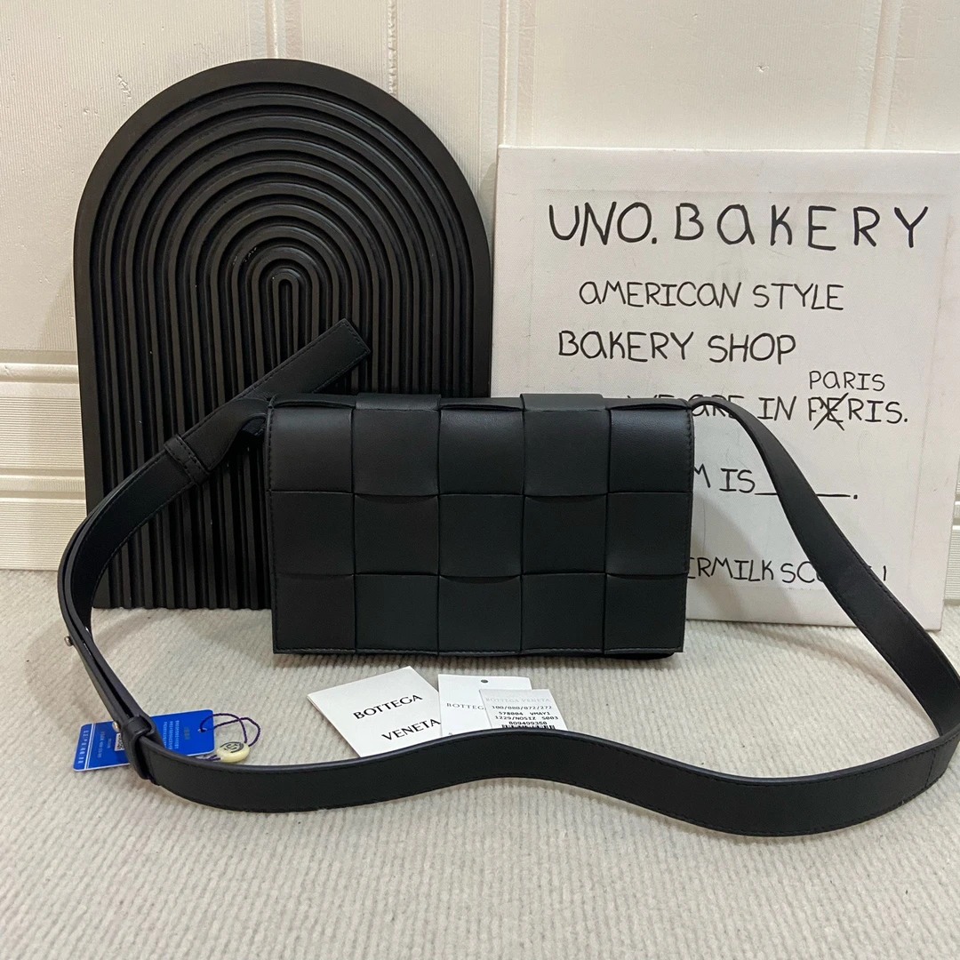99新 BOTTEGA VENETA/葆蝶家 中号黑色cassette15格intrecc斜挎包