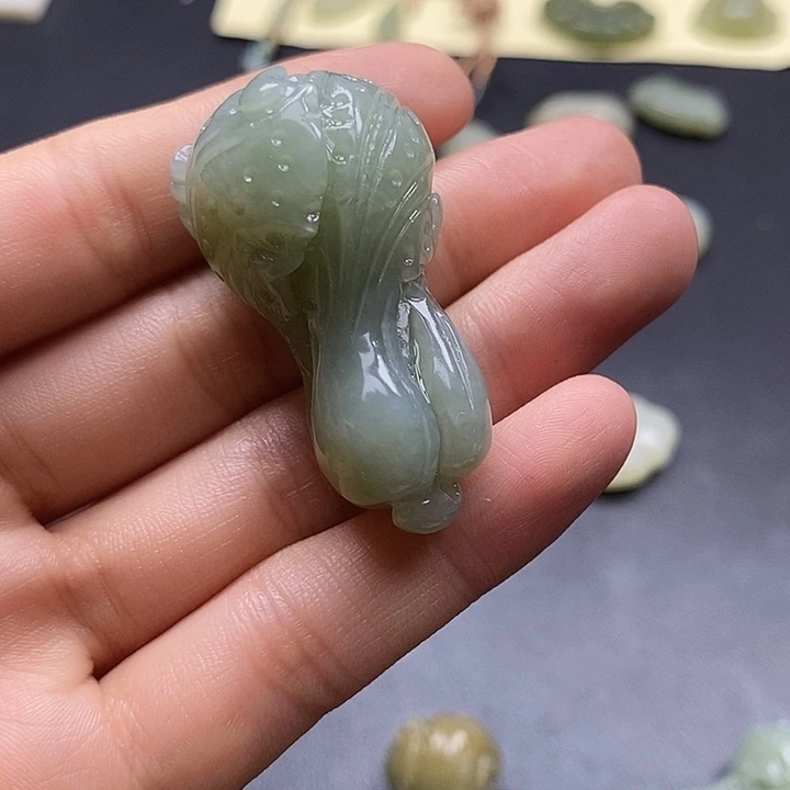 颈饰未镶嵌和田玉心**律