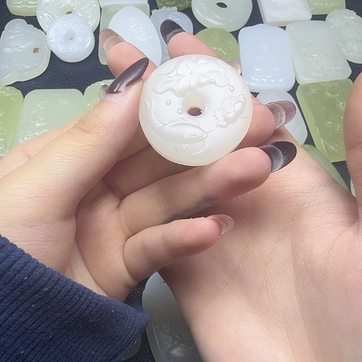 石英质玉未镶嵌颈饰