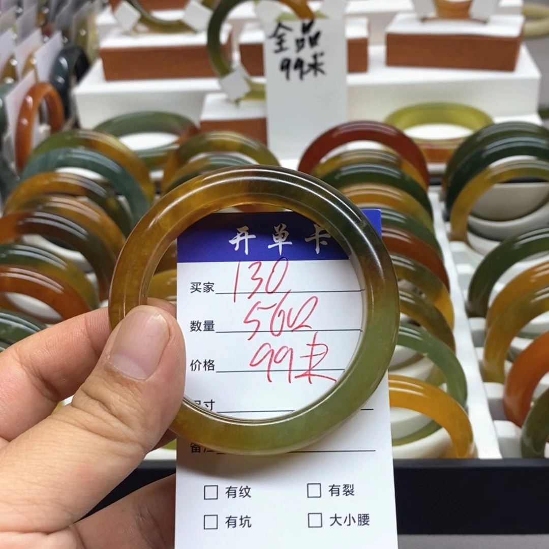 朱***英蛇纹石玉未镶嵌手镯