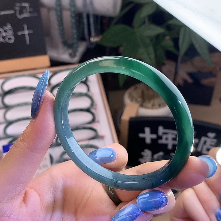 翡翠手镯未镶嵌57圈口