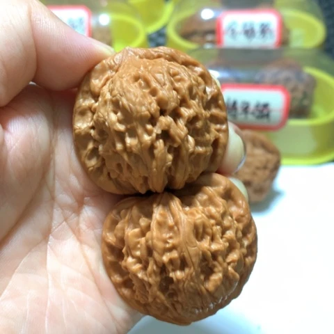 文玩核桃吊坠红狮子