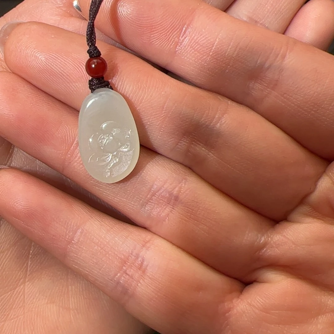 颈饰未镶嵌和田玉?