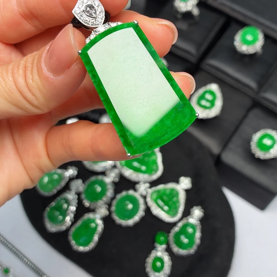 翡翠18K金镶嵌颈饰