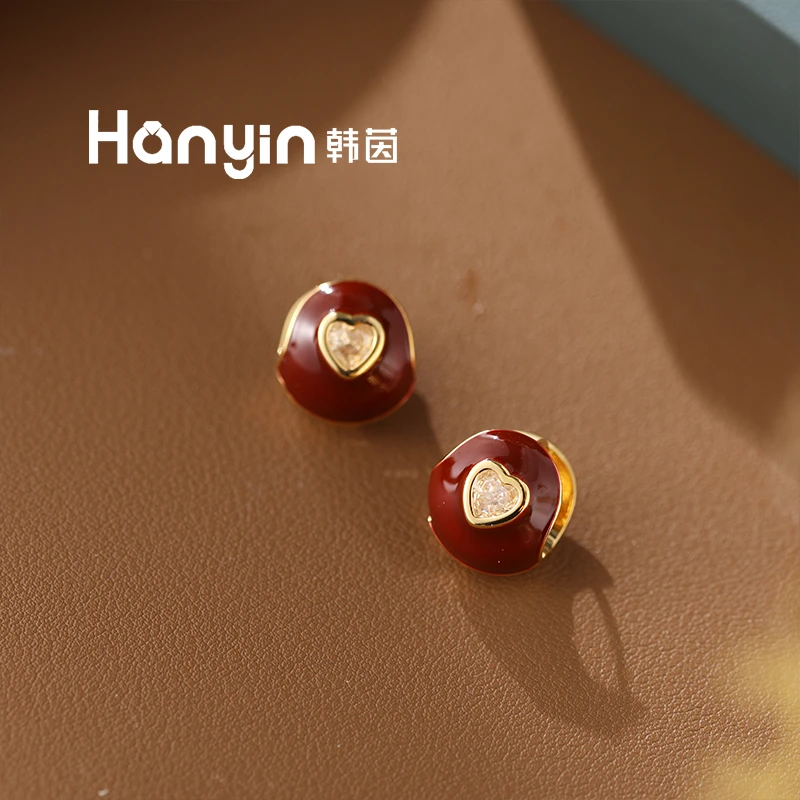 铜合金合成锆石耳饰 小团圆气质微镶爱心安可拉红色相思豆耳扣ins