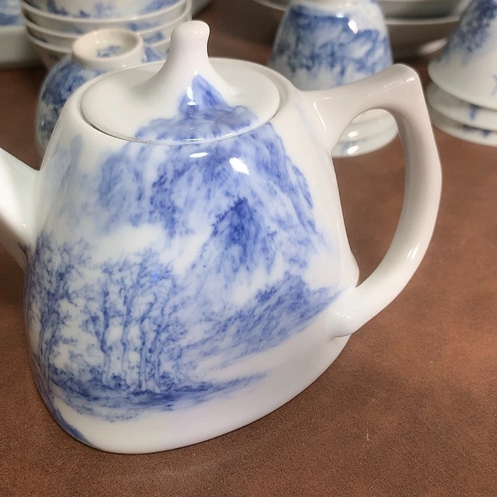 瑕疵品青花山水壶