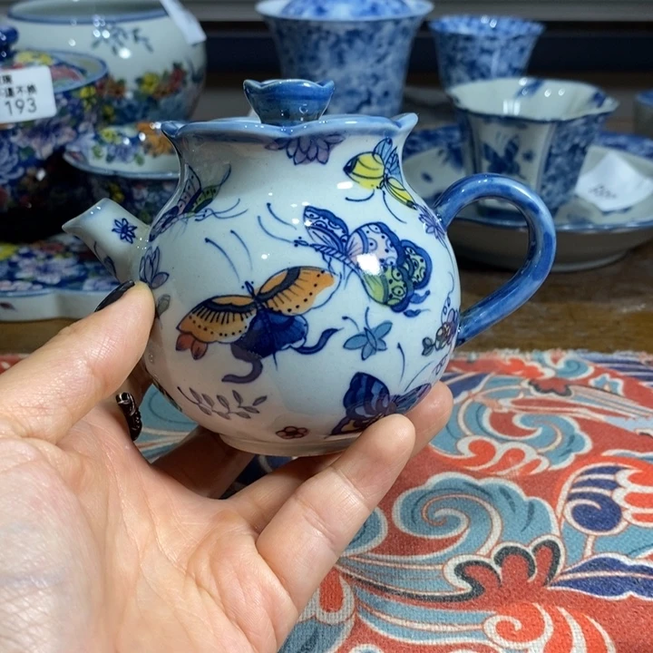 青花瓷景德镇手绘蝴蝶茶壶