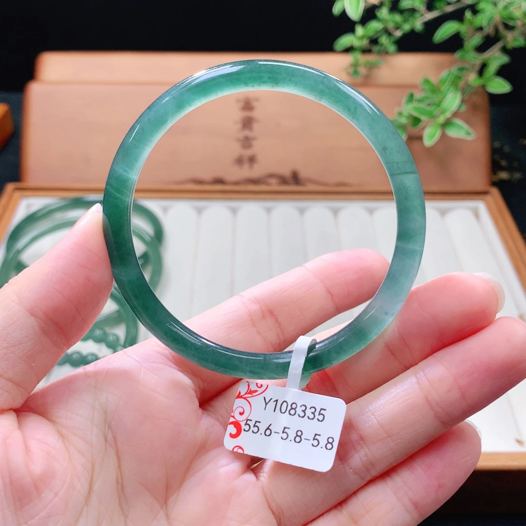 翡翠未镶嵌手镯（圆镯）