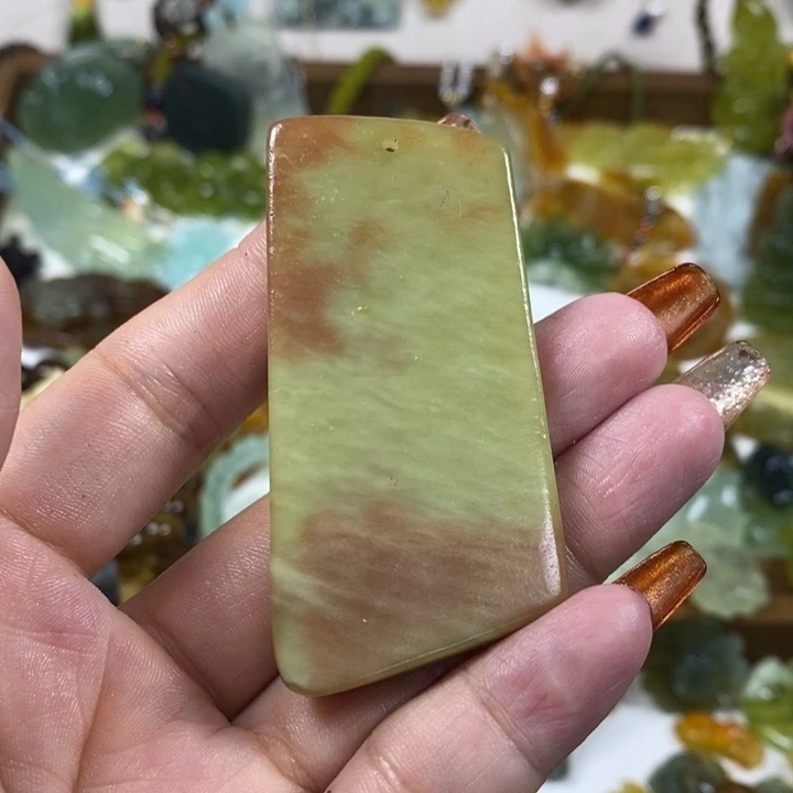 蛇纹石玉未镶嵌吊坠
