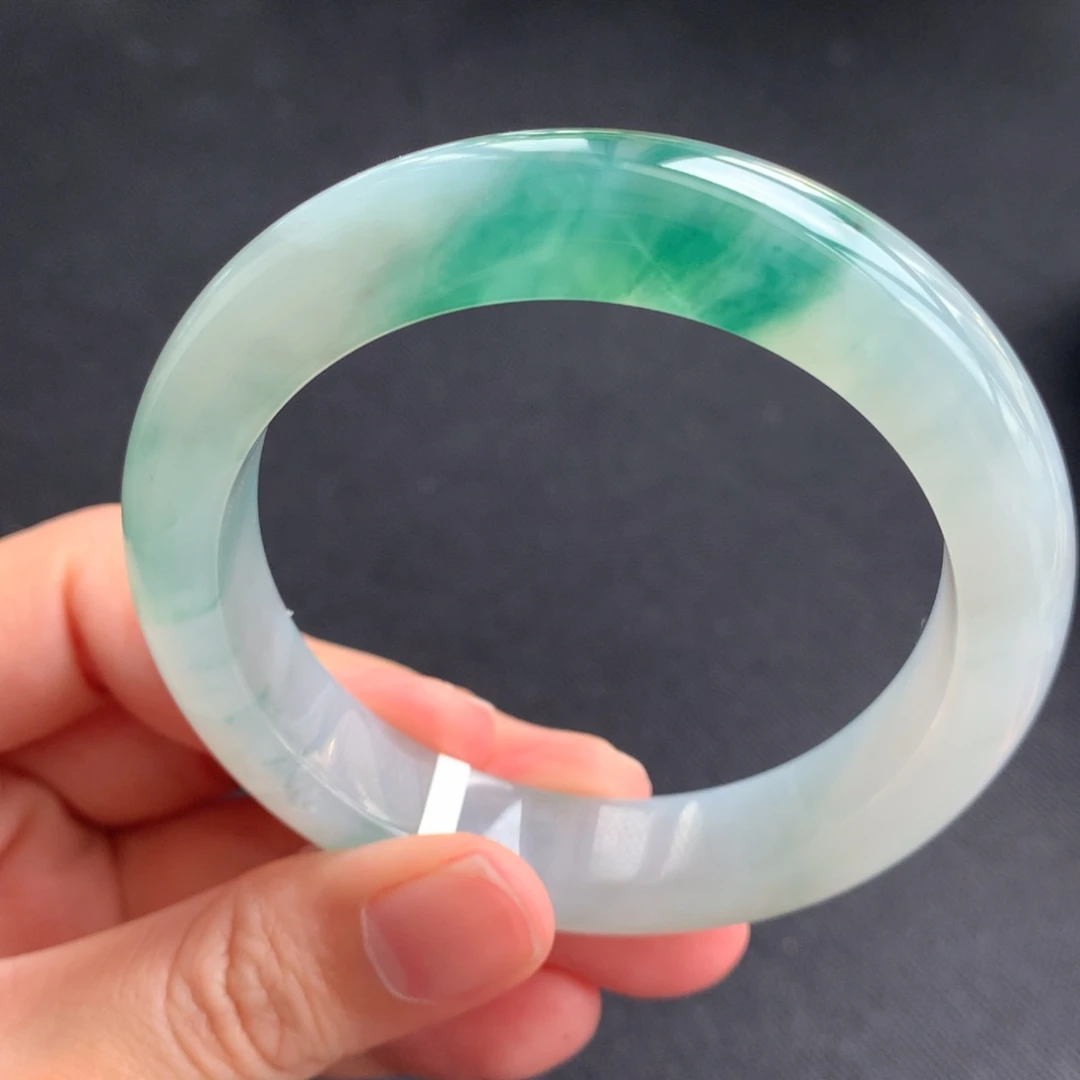 翡翠手镯未镶嵌有长纹包容