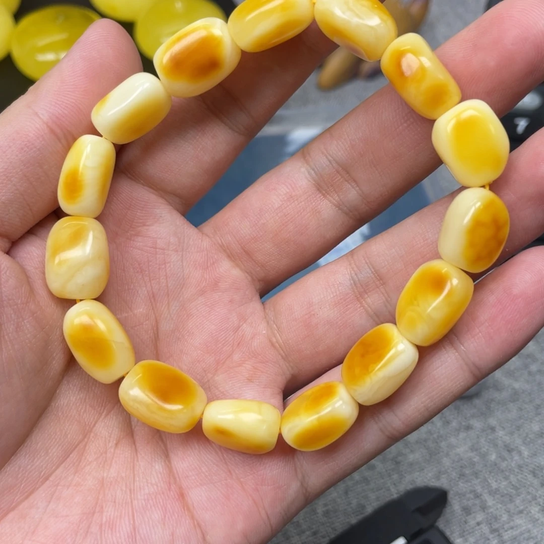 未镶嵌蜜蜡珠宝奇石前***中