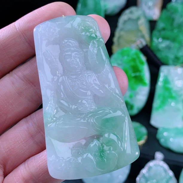 天然A货翡翠飘绿翡翠千手观音 货号:A259041尺寸:68.6-36.3-5.2mm
