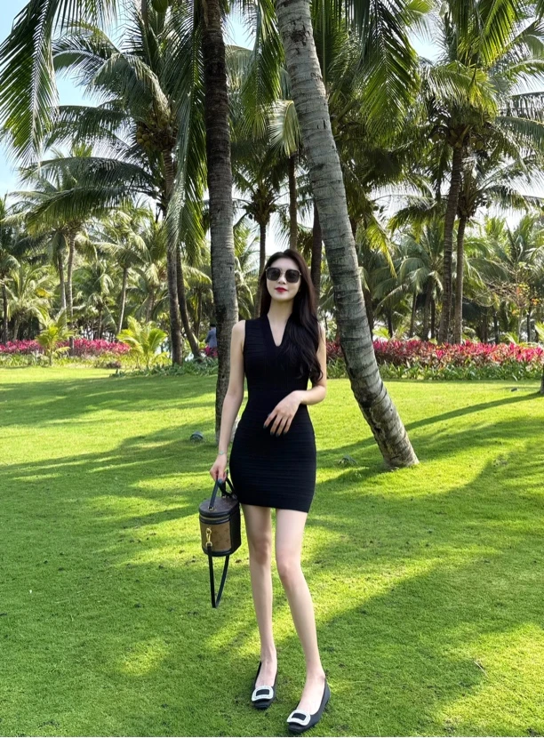 黑色舒适休闲短款收腰修身显瘦连衣裙针织裙气质时尚紧身无袖