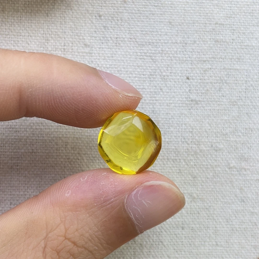 琥珀未镶嵌珠宝奇石转切
