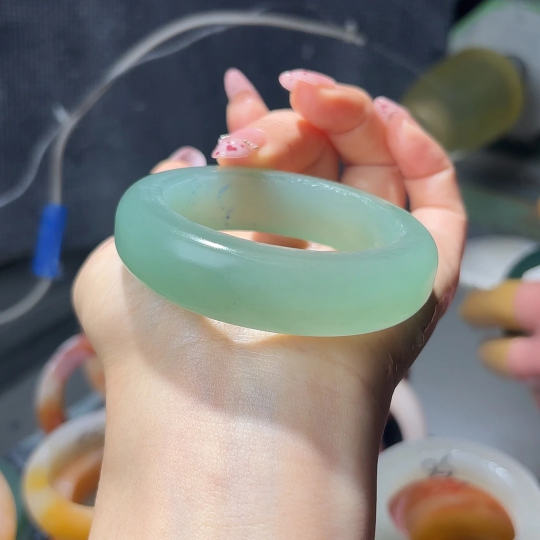 爱***茶石英质玉未镶嵌手镯