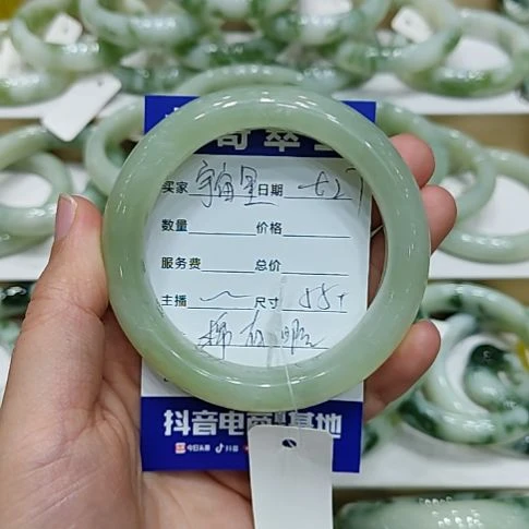 宇***埃透闪石-蛇纹石玉未镶嵌手镯