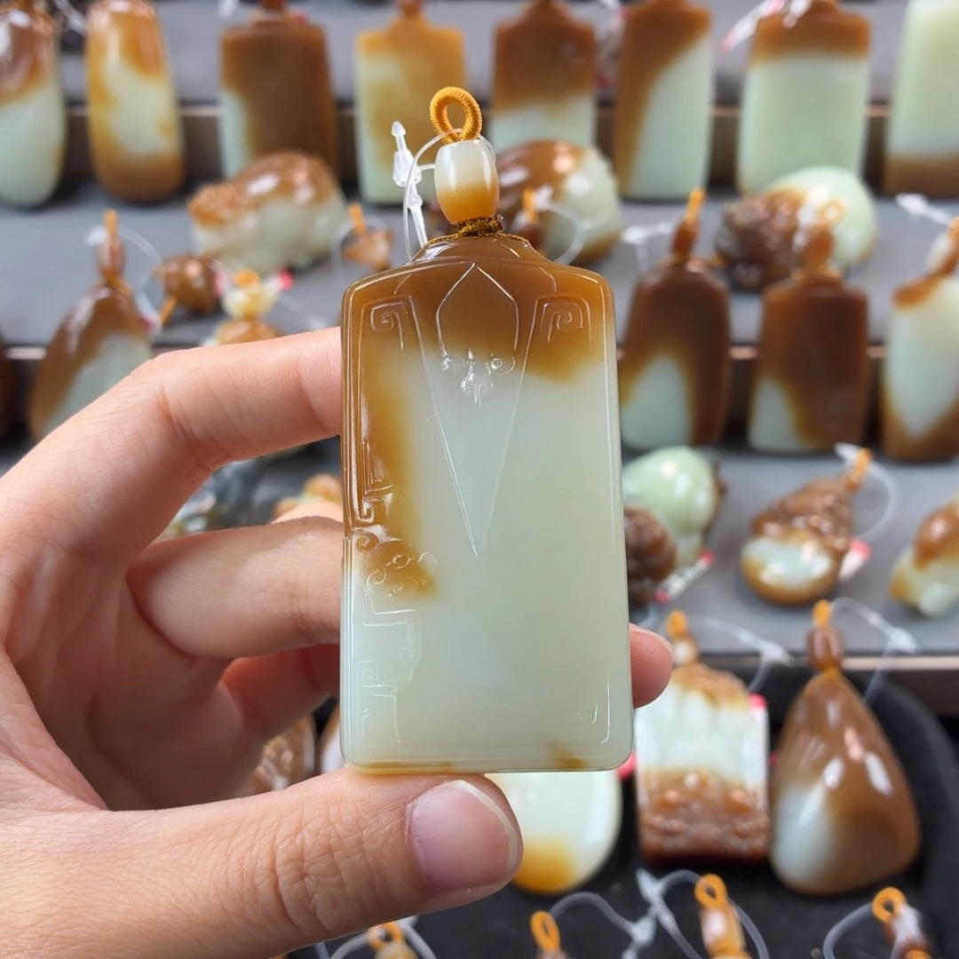 旁***迪和田玉未镶嵌颈饰