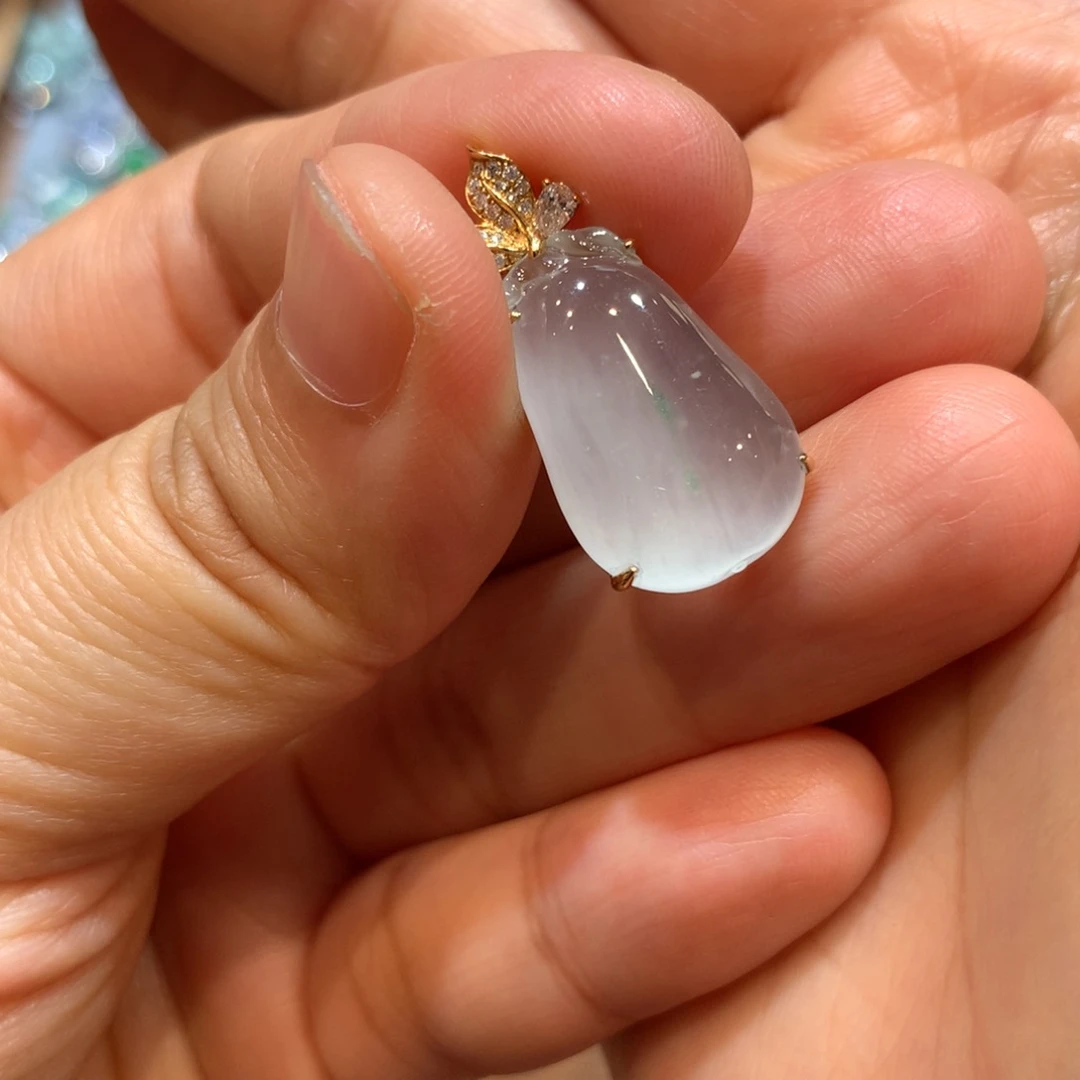 翡翠18K金镶嵌颈饰吊坠