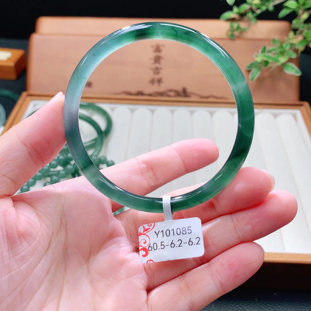 翡翠未镶嵌手镯（圆镯）