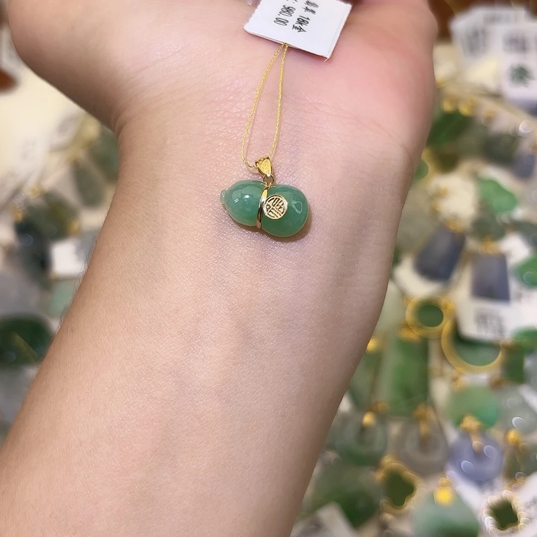 翡翠18K金镶嵌颈饰葫芦