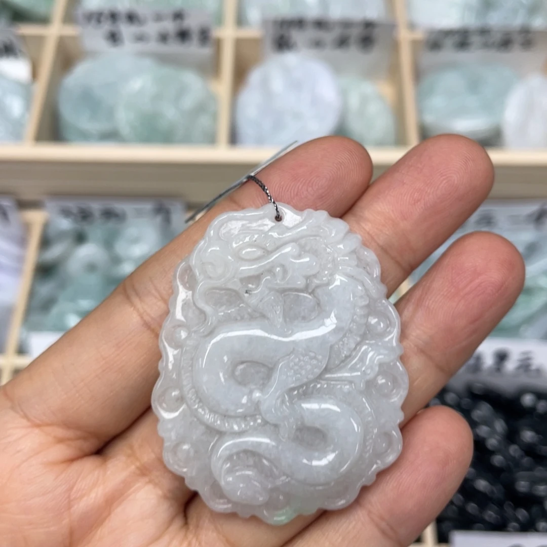 翡翠未镶嵌颈饰有黑点，没裂龙牌