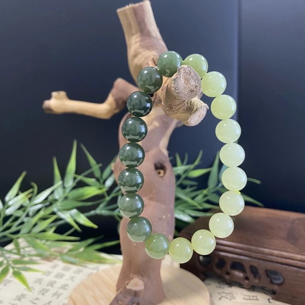 天然和田玉卡10mm晴水渐变色系圆珠型精美手串