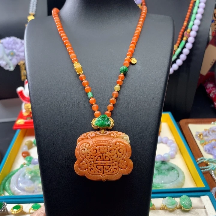 翡翠颈饰未镶嵌红翡