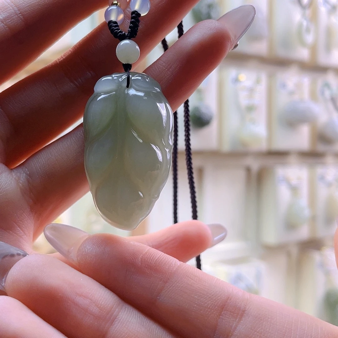 和田玉吊坠(赠链)未镶嵌草***?