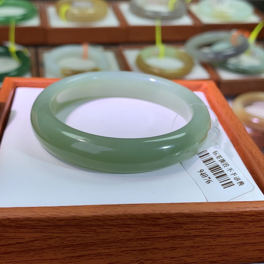 和田玉未镶嵌手镯54.53 渐变