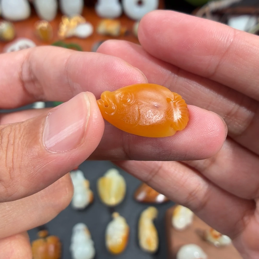 灰***星和田玉未镶嵌颈饰