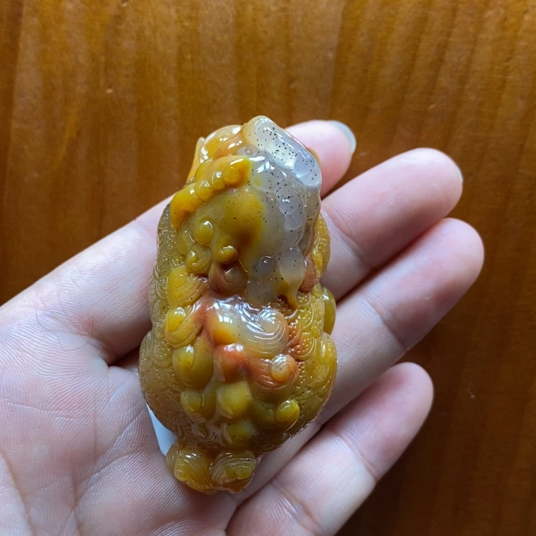 修***者石英质玉（黄龙玉）未镶嵌颈饰