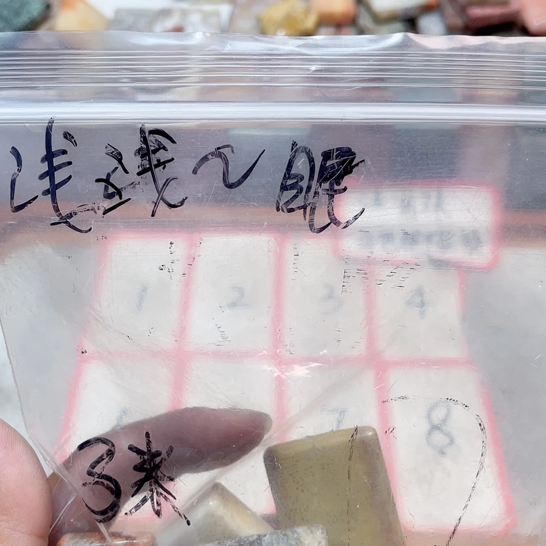 浅***。硅化珊瑚（珊瑚玉）合金颈饰