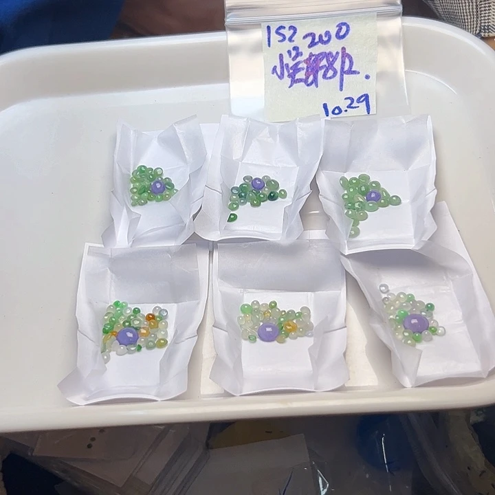 未镶嵌定制翡翠小**告不