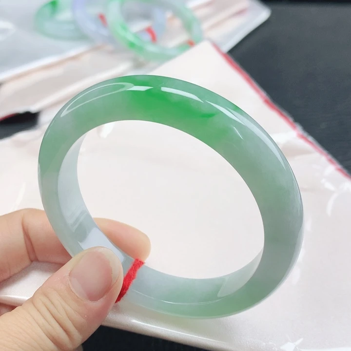 翡翠未镶嵌手镯58+飘绿翡翠手镯