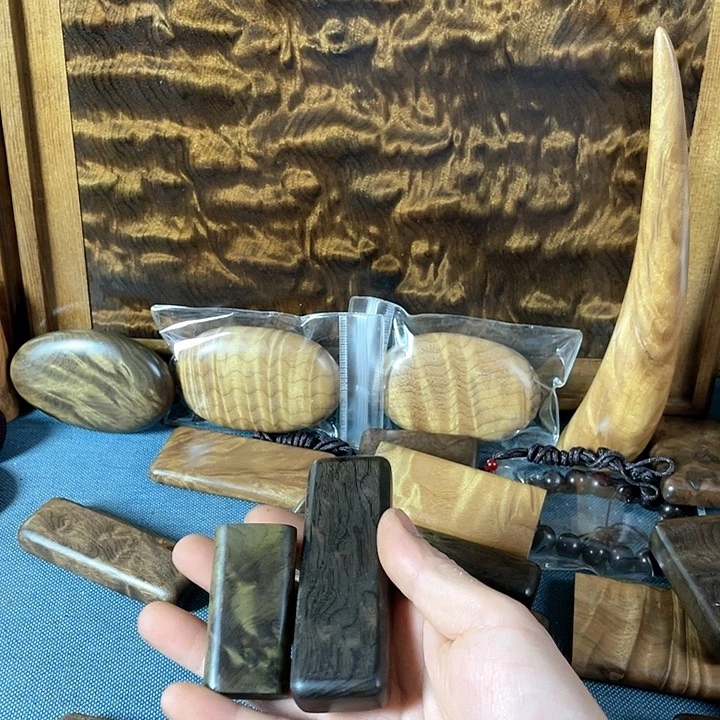 【闪购商品】何*海金丝楠阴沉木手把件