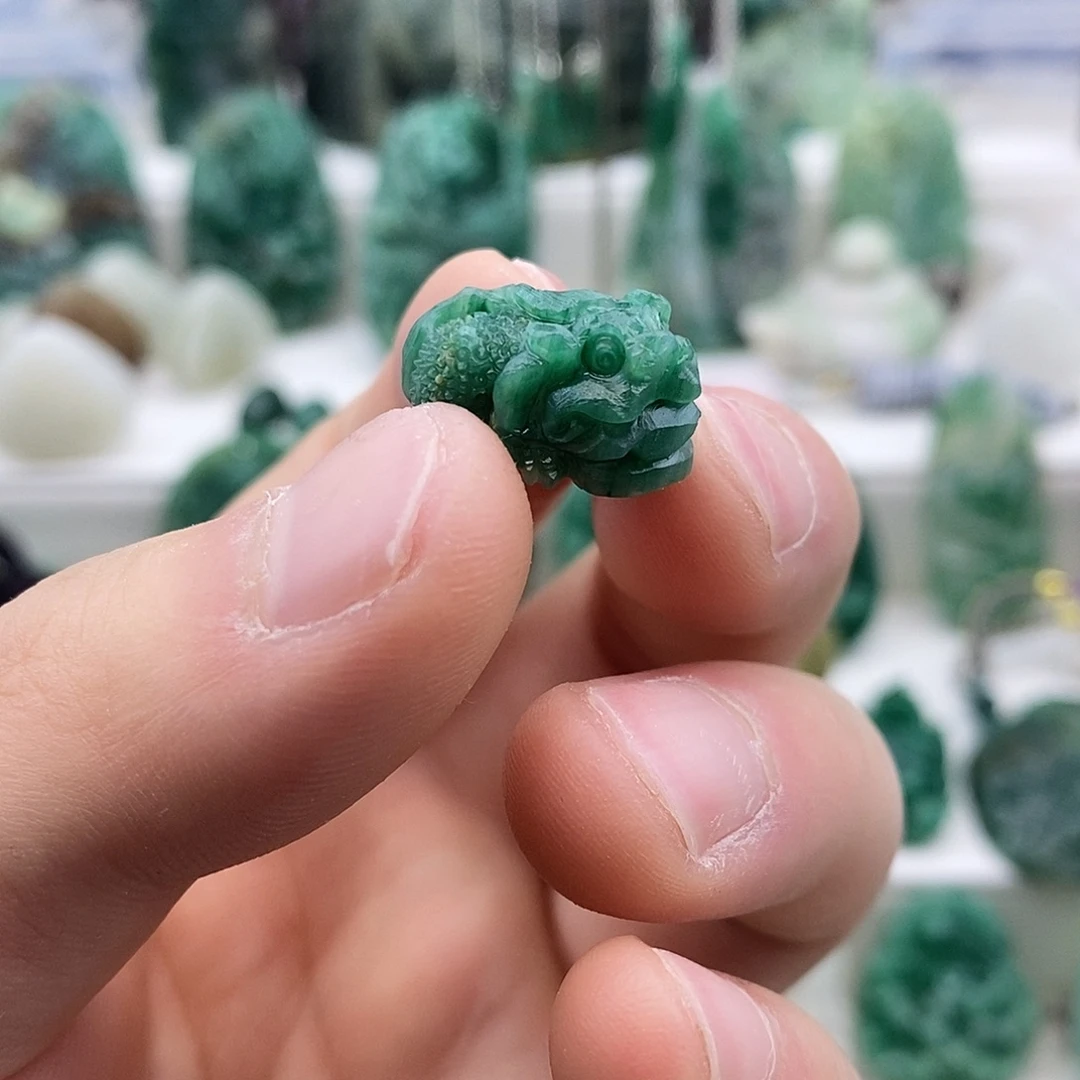 荷***色独山玉未镶嵌颈饰