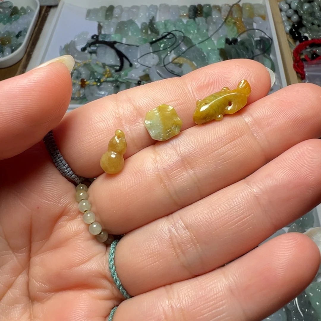 瞬***远颈饰未镶嵌翡翠葫芦八卦锦鲤三个220块