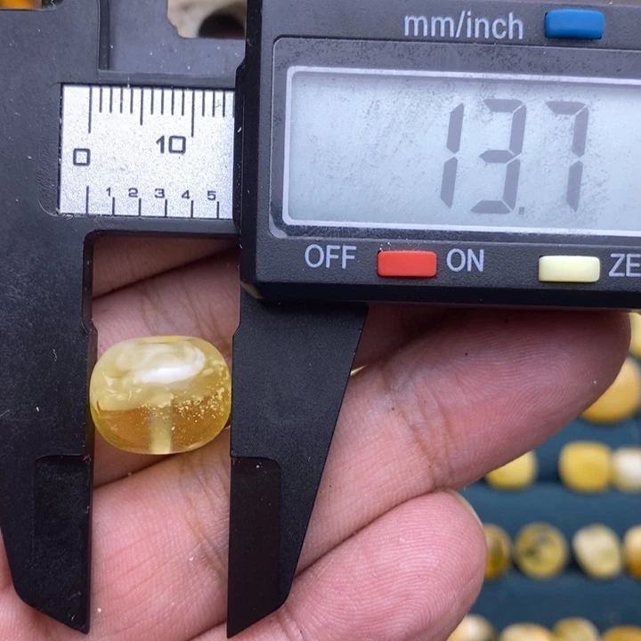 琥珀未镶嵌裸石53号13.7*10.8喇叭口微瑕