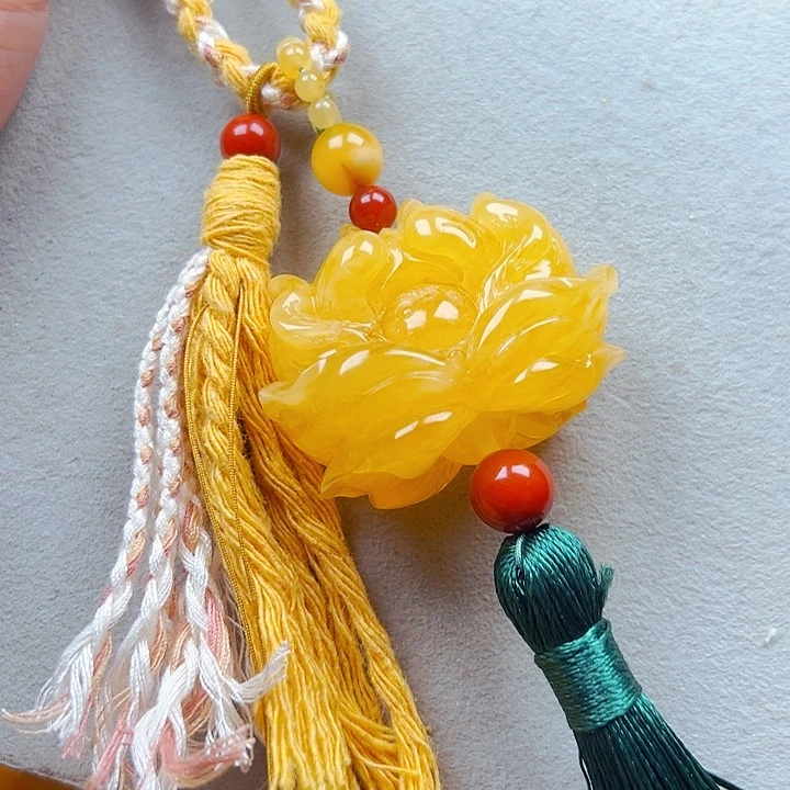 琥珀未镶嵌颈饰莲花牌